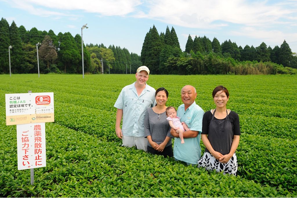 有機の土作りに情熱をかけて 昆虫と共生する茶畑で作られる有機栽培の